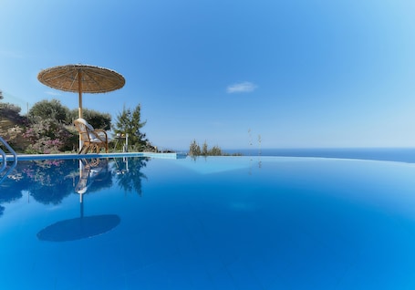 Bangalô exclusivo, piscina particular | Piscina | 3 piscinas externas, funciona das 8h30 às 20h30, guarda-sóis. Nymphes Luxury Apartments