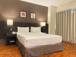 Minibar, in-room safe, desk, iron/ironing board - Copacabana Apartment Hotel (Pasay)