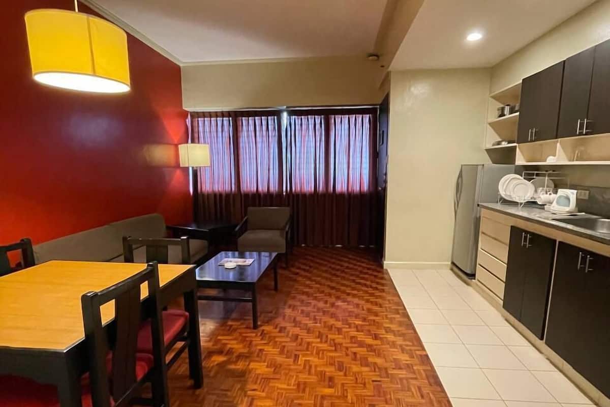 Suite, 1 soverom | Minibar, safe på rommet, skrivebord og strykejern/-brett
