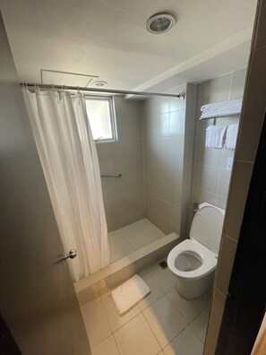 Ducha, secador de pelo, bidet, toallas