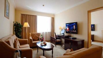 Deluxe Suite, 1 King Bed | Living room