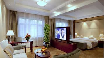 Deluxe Suite, 1 King Bed | Living room