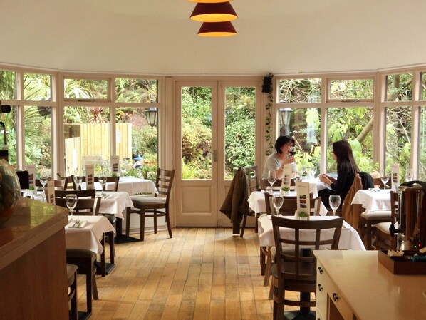 Daily full breakfast (GBP 9.95 per person)