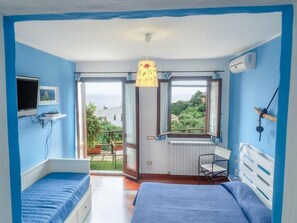 Minibar, in-room safe, individually decorated, individually furnished - Hotel Clelia (Santa Ninfa)