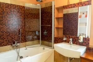 Shower, free toiletries, hair dryer, bidet - Hotel Clelia (Santa Ninfa)