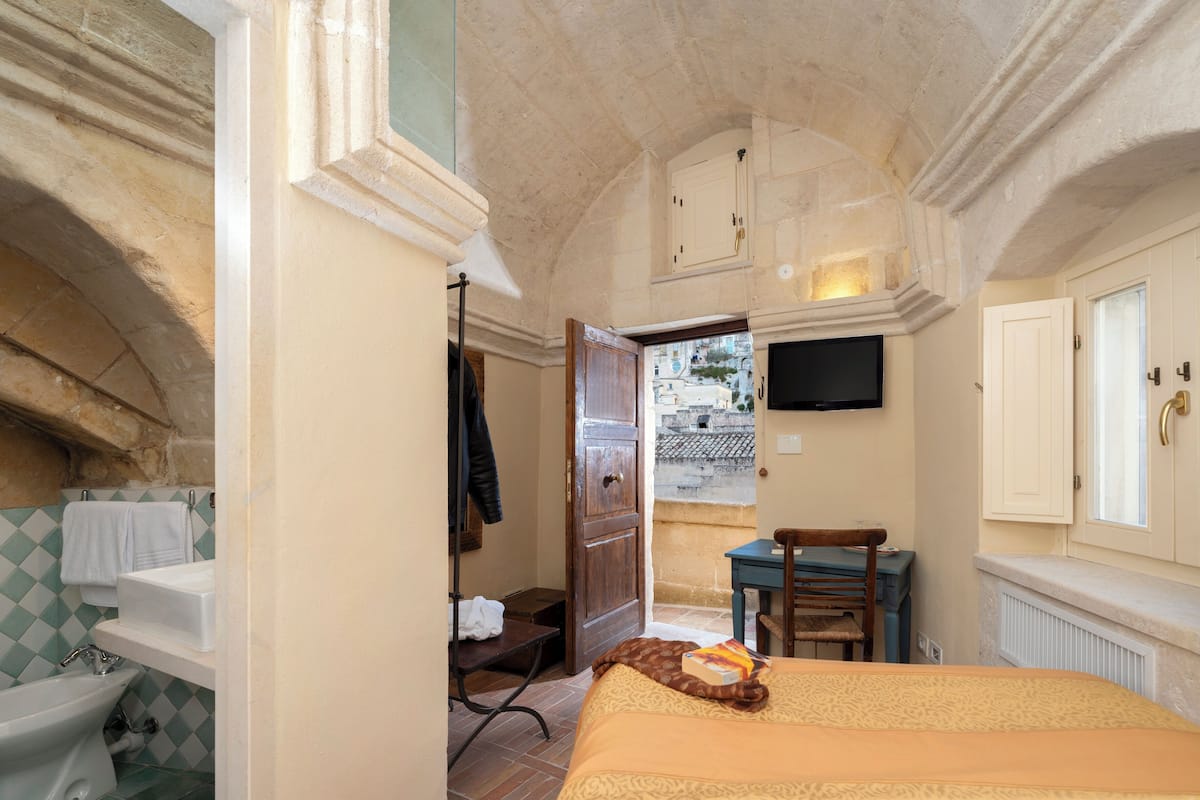 Single Room | 1 bedroom, hypo-allergenic bedding, minibar, individually decorated