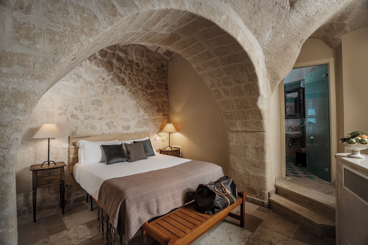 1 bedroom, hypo-allergenic bedding, minibar, individually decorated