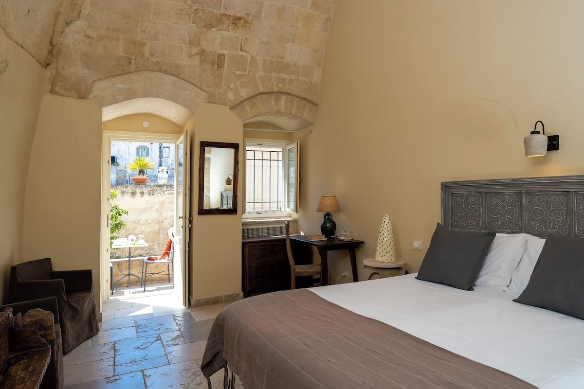 1 bedroom, hypo-allergenic bedding, minibar, individually decorated