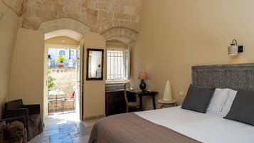 Hypo-allergenic bedding, minibar, individually decorated