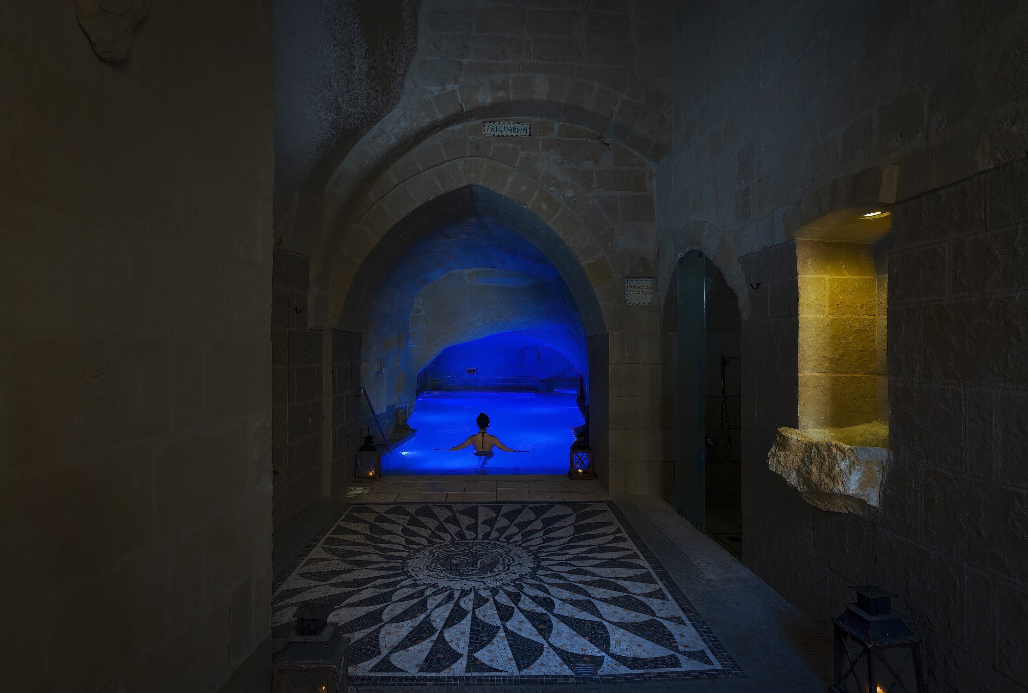 sauna, hot tub, steam room, turkish bath/hammam, hydrotherapy, massages