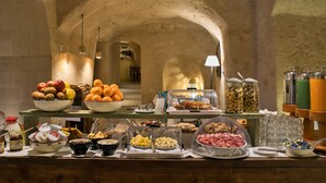 Een ontbijtbuffet met diverse gerechten en drankjes.