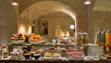 Café da manhã com buffet grátis todos os dias
