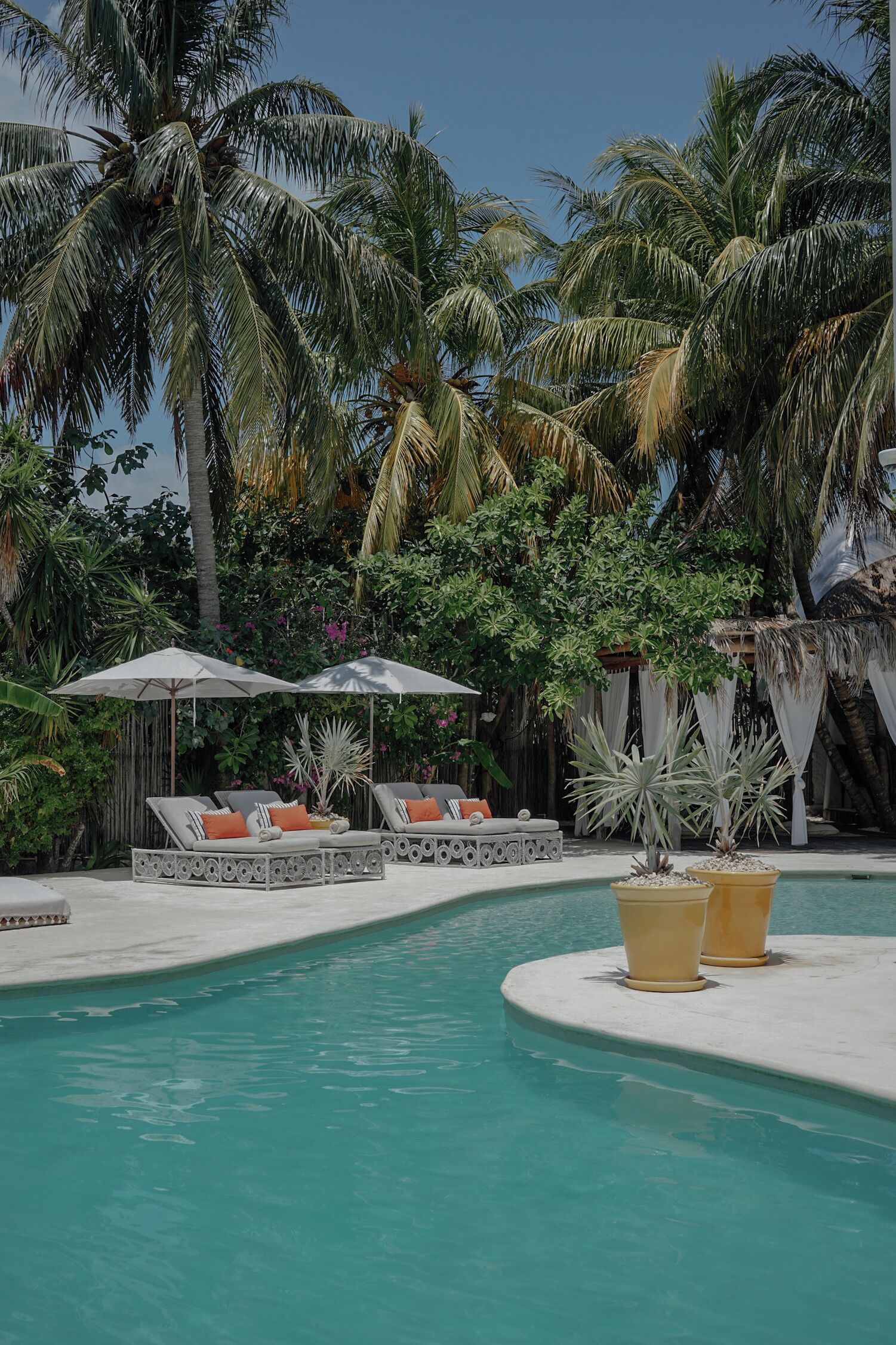 Kolam renang terbuka, dibuka dari pukul 9:00 hingga 18:00, payung kolam 