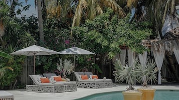 Kolam renang terbuka, dibuka dari pukul 9:00 hingga 18:00, payung kolam