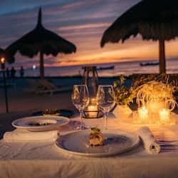 Petit déjeuner, déjeuner et dîner servis sur place
