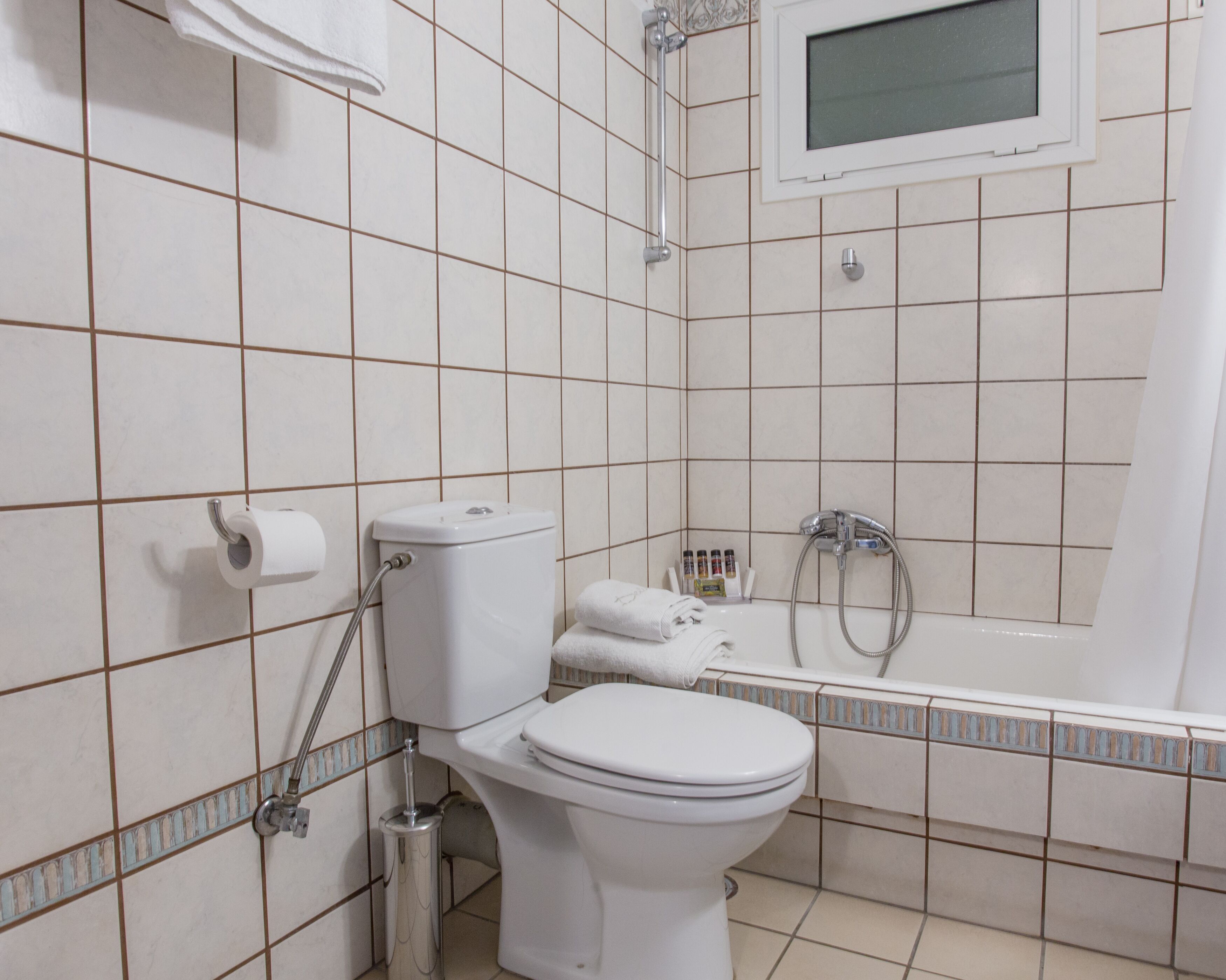 Un baño con inodoro, ducha y bañera.