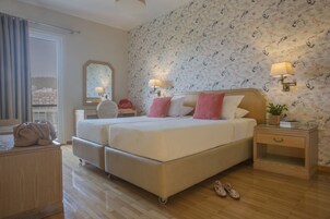 Suite, 2 camere da letto, terrazzo (Lycabettus View) | Una scrivania, tende oscuranti, insonorizzazione, ferro/asse da stiro