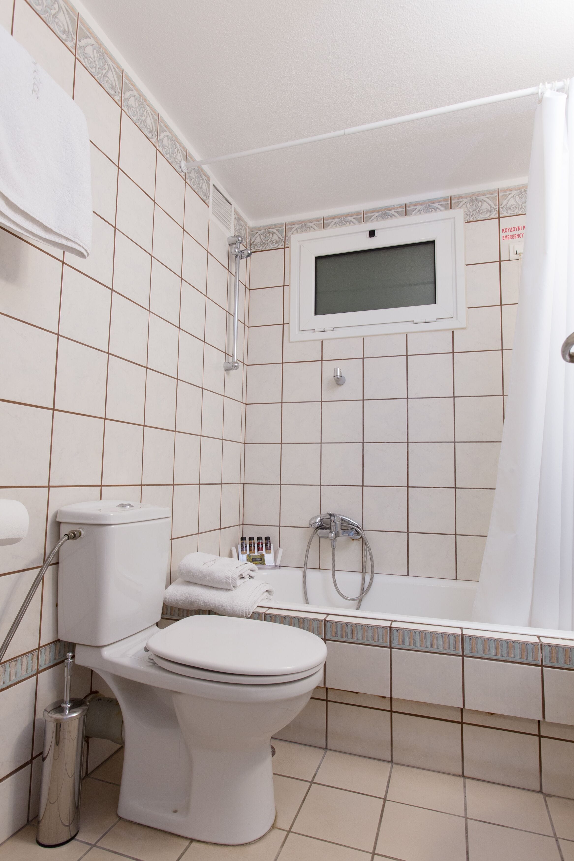 Ein Badezimmer mit Toilette, Bidet, Dusche und Waschbecken.