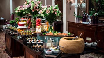 Petit déjeuner buffet (25 EUR par personne)