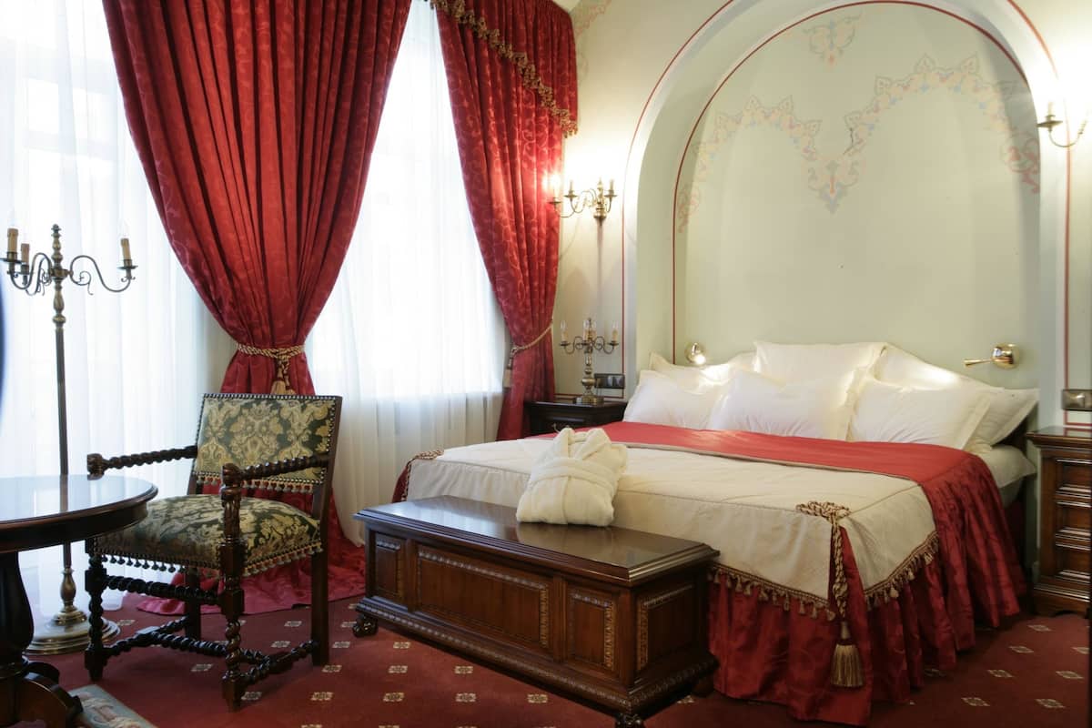 Suite | Peralatan tempat tidur premium, bar mini, peti besi dalam bilik
