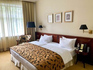 غرفة كلاسيكية مزدوجة أو بسريرين منفصلين | أغطية فراش متميزة وميني بار وخزنة داخل الغرفة وبديكورات فريدة لكل غرفة