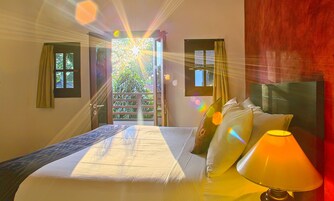 Quarto casal luxo, vista para a piscina | Cofres nos quartos, escrivaninha, cortinas blackout, berços grátis