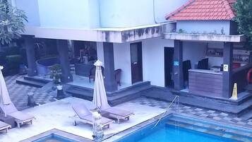 Kolam renang outdoor, dengan payung kolam renang dan kursi berjemur