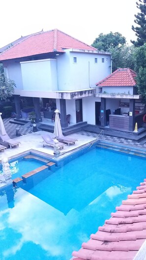 Piscine extérieure, parasols de plage, chaises longues