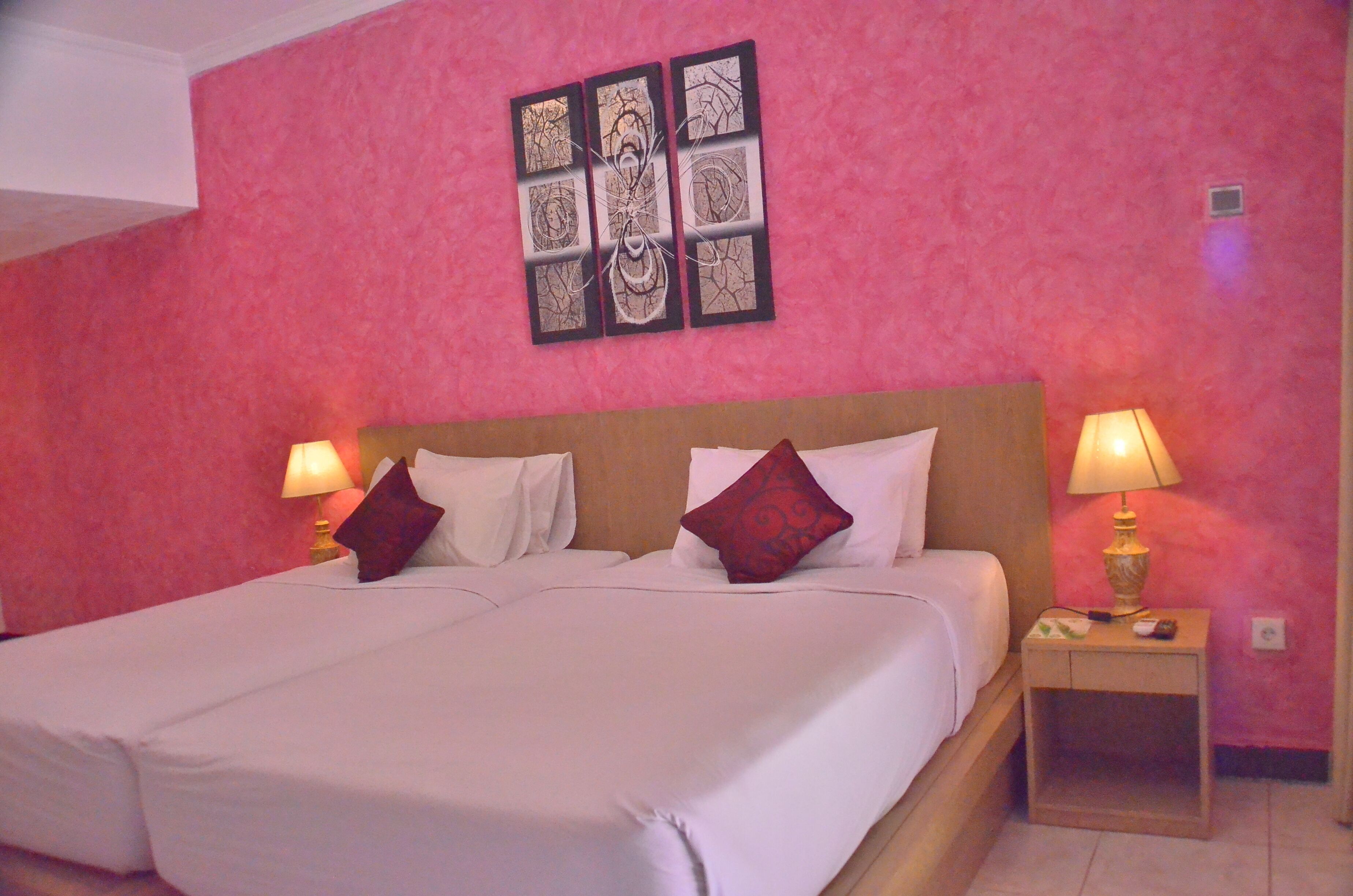 Deluxe Twin Room Garden View | In-room safe, desk, blackout drapes, free cribs/infant beds