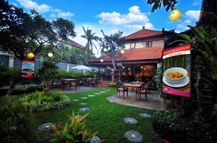 Café da manhã, almoço e jantar; culinária internacional 