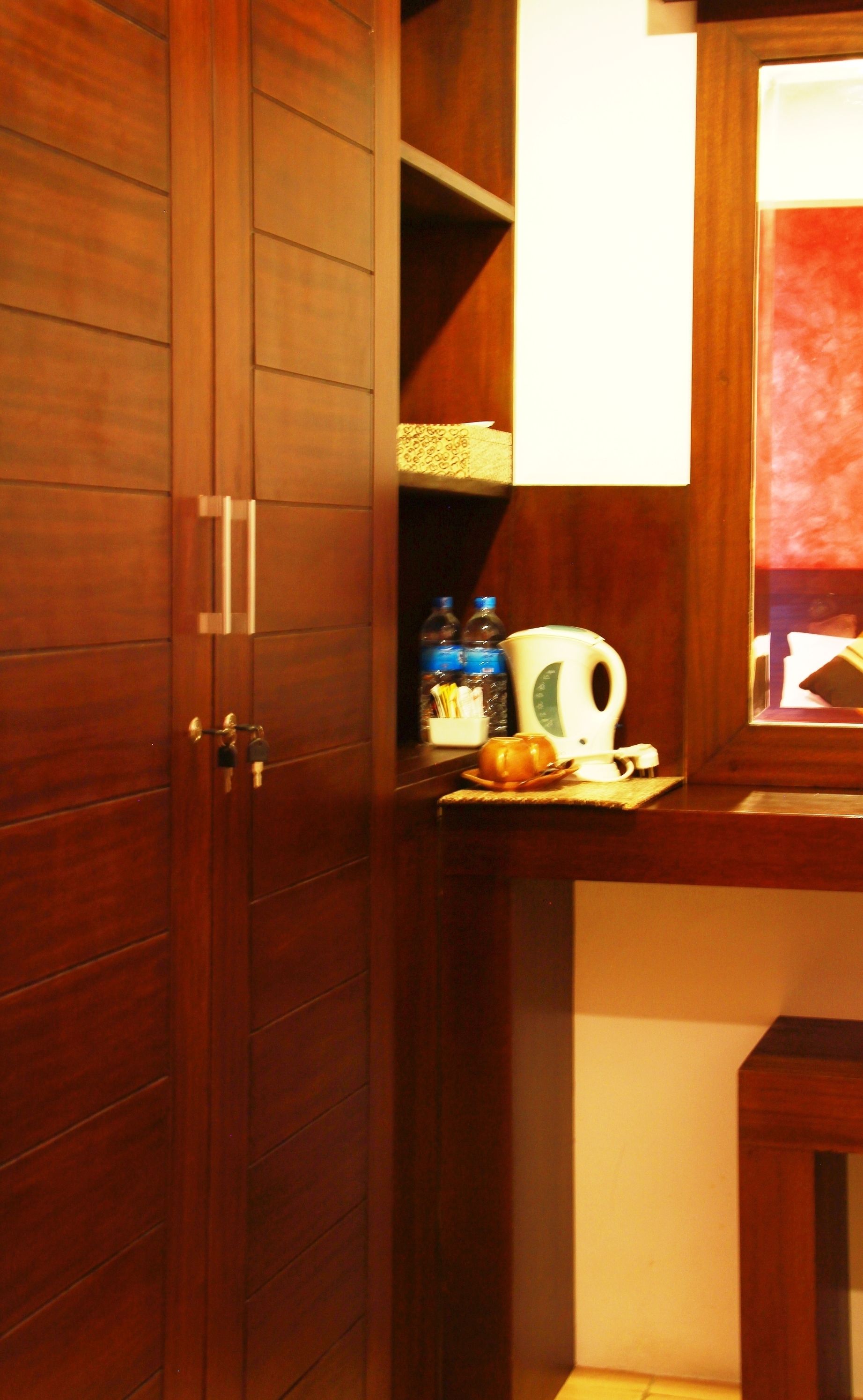 deluxe room, garden view | living area | 21-inch tv with satellite channels