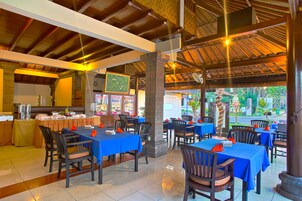 Café da manhã, almoço e jantar; culinária internacional 