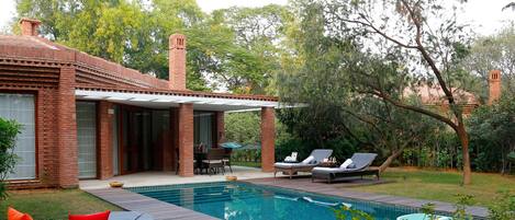 2 piscinas al aire libre, sombrillas, sillones reclinables de piscina