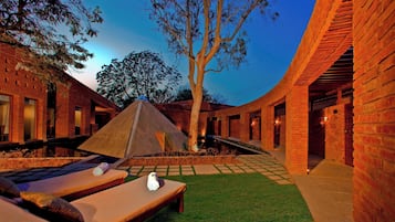 Couples treatment rooms, sauna, hot tub, steam room, body treatments