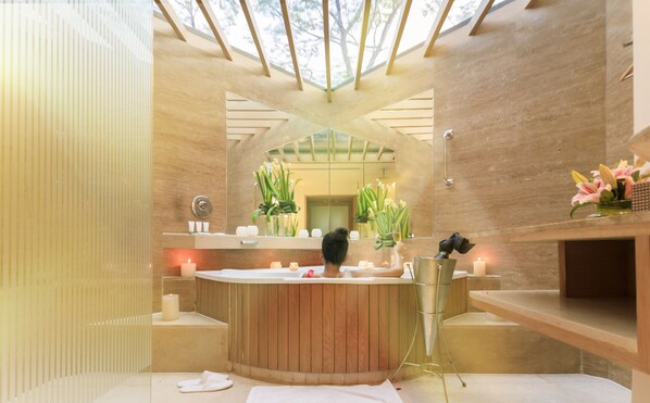 Bañera y ducha independientes, cabezal de ducha tipo lluvia