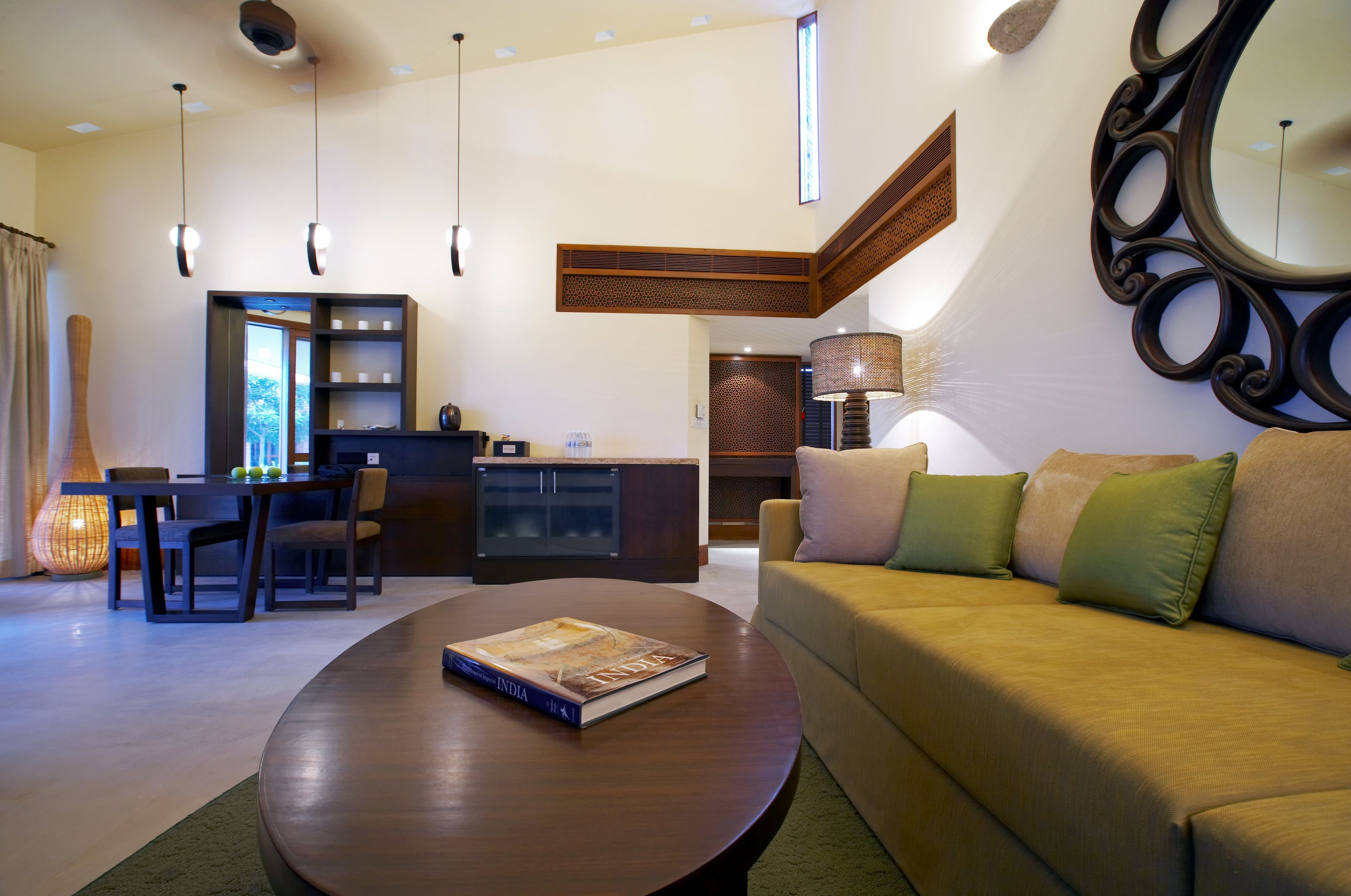 Una sala de estar moderna con sofá, mesa de centro y comedor.