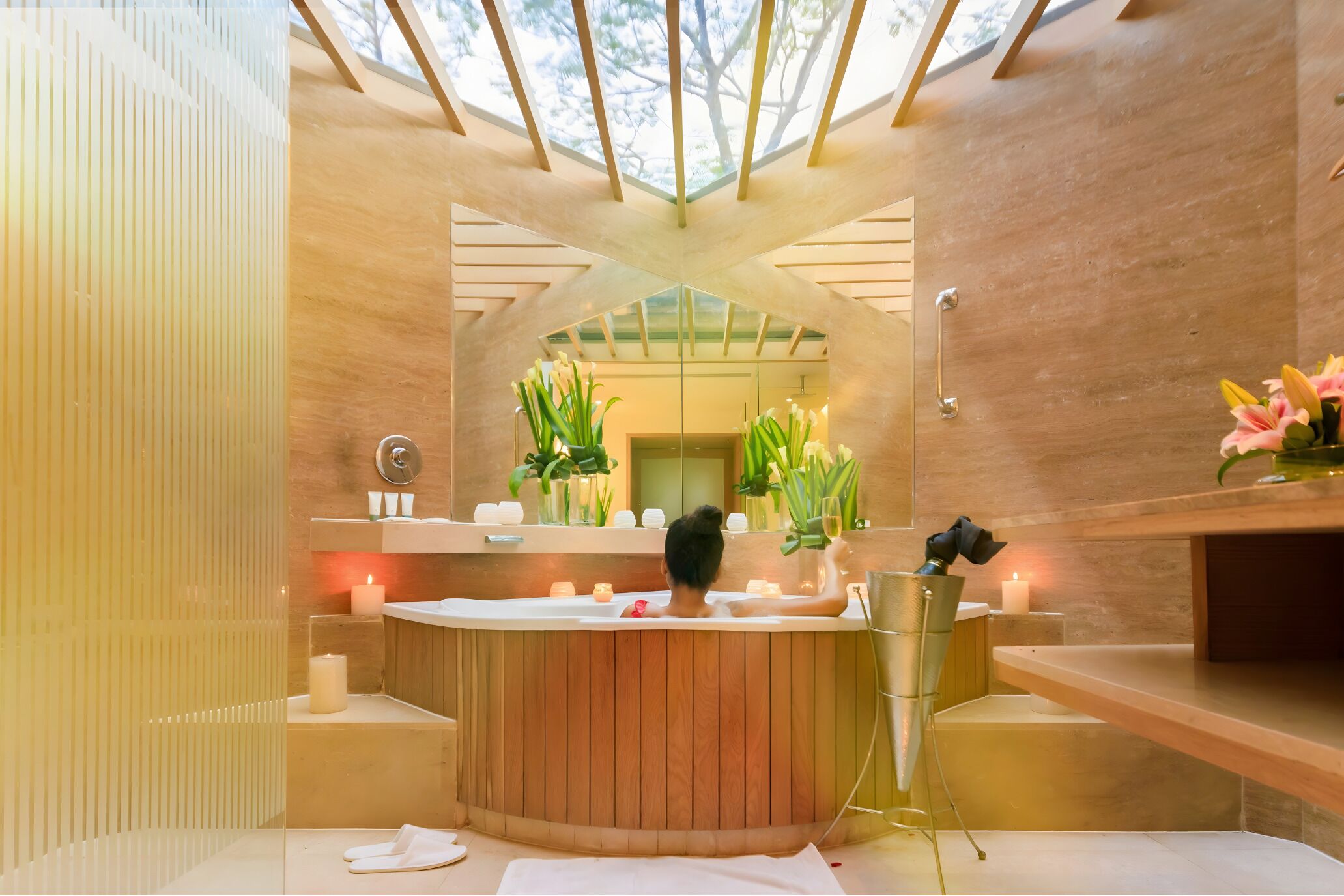 Bathtub dan shower terpisah, pancuran hujan,  dan pengering rambut