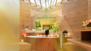 Bathtub dan shower terpisah, pancuran hujan, dan pengering rambut