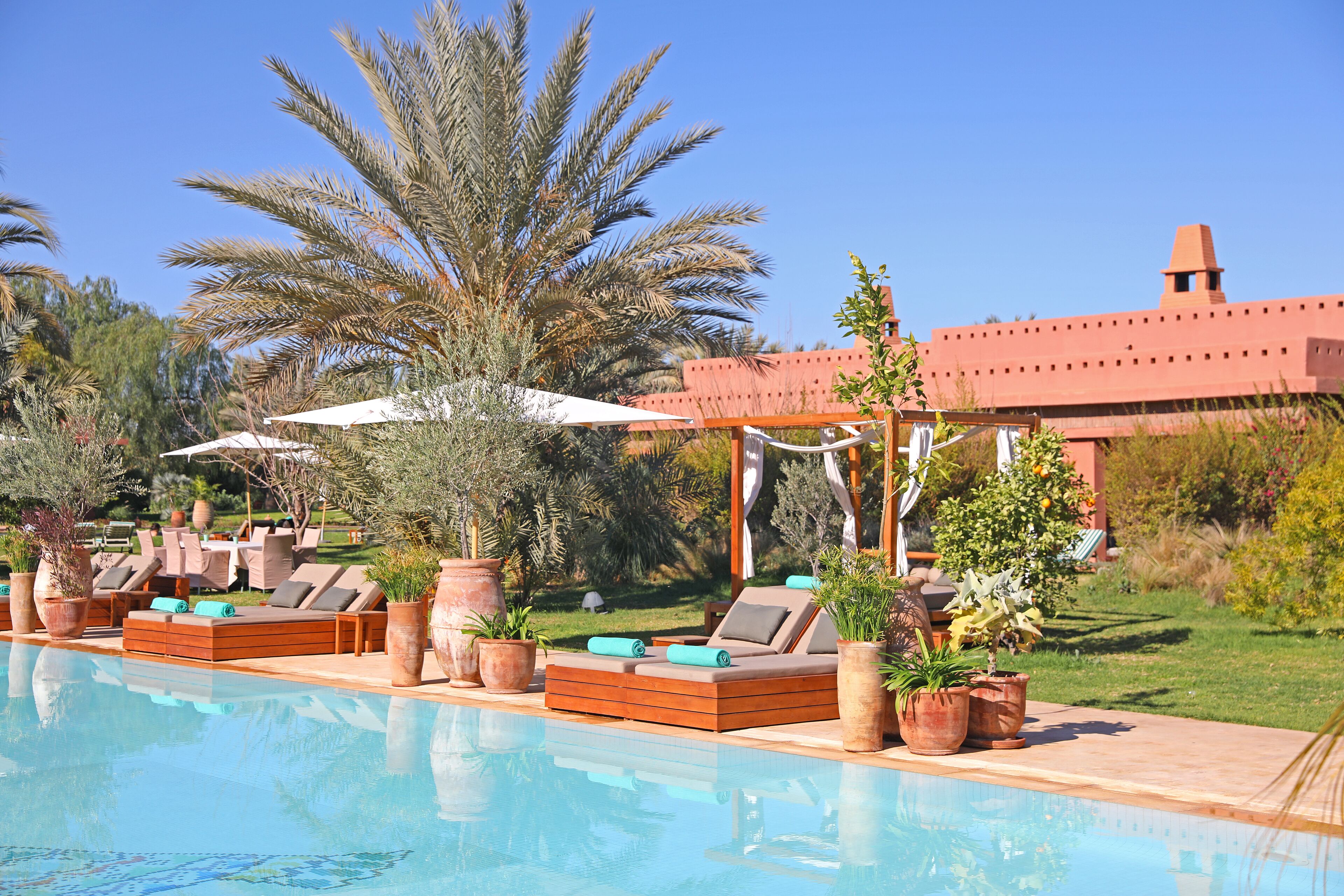 حمّام سباحة خارجي، كبائن مجانية، مظلات على حمّام السباحة