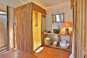 Tienda | Baño | Bañera y ducha independientes y artículos de higiene personal gratuitos