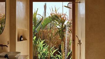 Suite Premium | Baño | Bañera y ducha independientes y artículos de higiene personal gratuitos