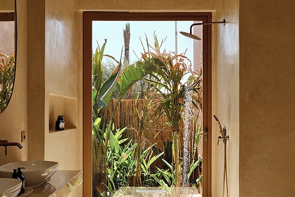 Premium Suite | Bathroom | Separate tub and shower, free toiletries, hair dryer, bathrobes