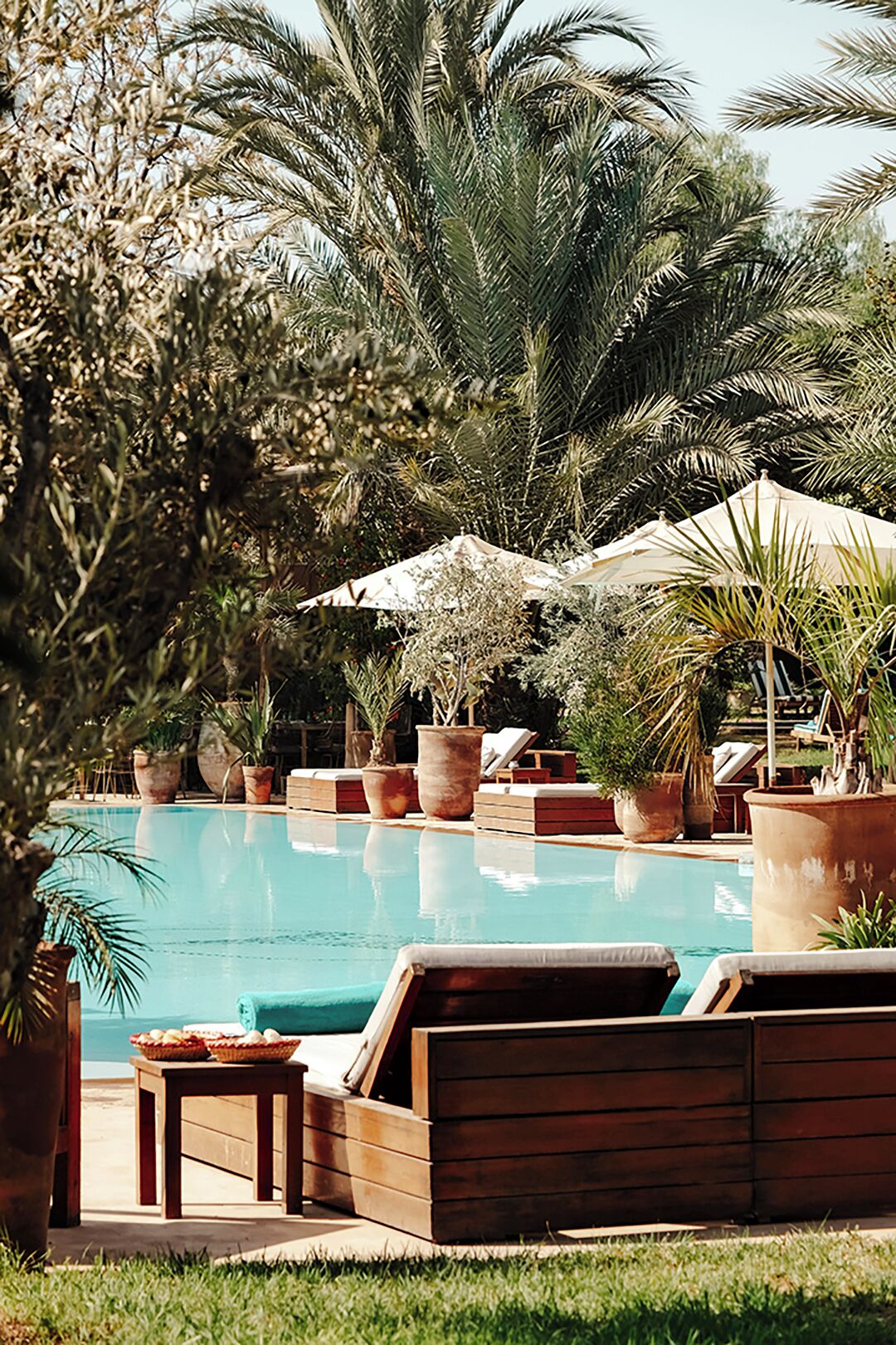 Una piscina al aire libre, camas de piscina gratis, sombrillas