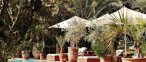 2 outdoor pools, free cabanas, pool umbrellas