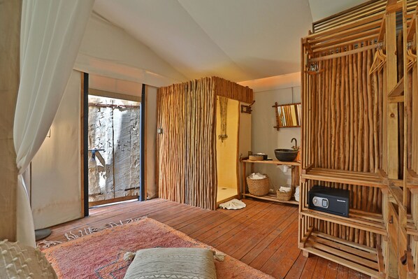 Lodge | Egyptian cotton sheets, down comforters, minibar, in-room safe