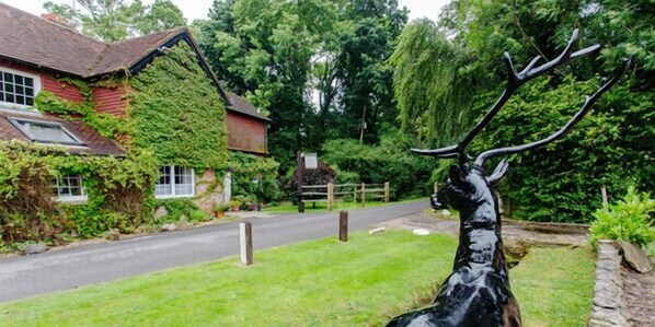 Front of property - Trivelles Waterhall Country Hotel - Gatwick (Crawley)