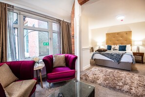 Superior Double Room, 1 Double Bed, Garden View | Living room | 32-inch TV with digital channels - Trivelles Waterhall Country Hotel - Gatwick (Crawley)