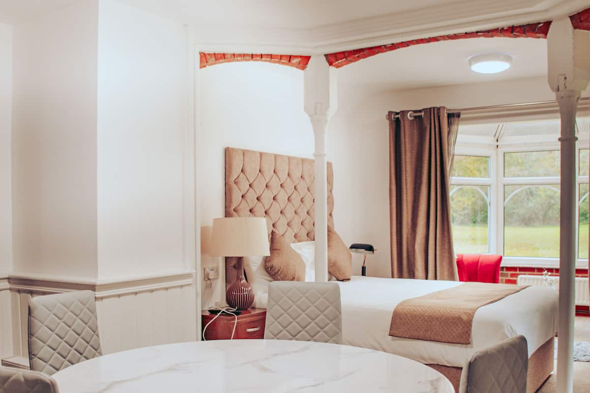 Executive Suite, Microwave, Garden View