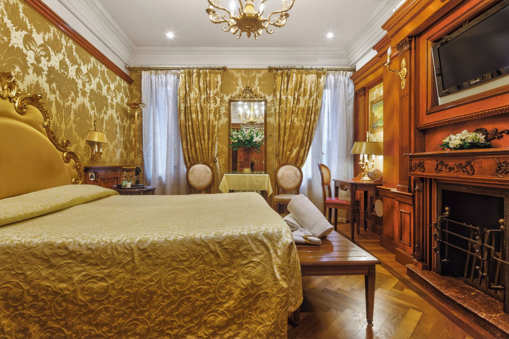 ميني بار وخزنة داخل الغرفة وبديكورات فريدة لكل غرفة وطراز فريد لكل وحدة