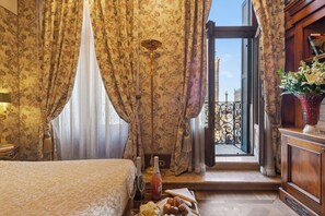 Deluxe Double Room (San Marco View) | Minibar, in-room safe, individually decorated, individually furnished - Bellevue Luxury Rooms – San Marco Luxury (Venice)